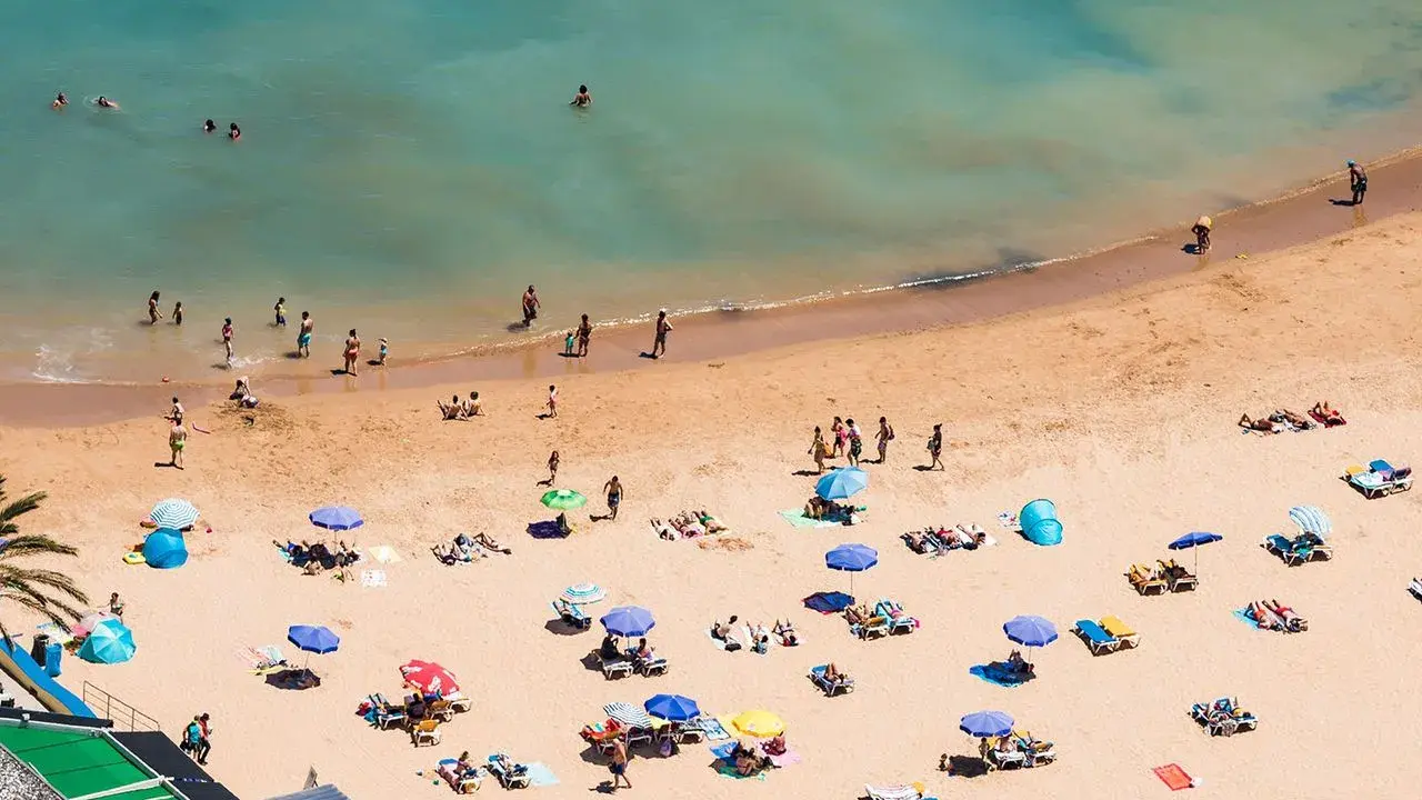 Sonnige Strände auf Madeira, Menschen genießen das Meer und den Sand. Ein entspannter Tag am Strand, vielleicht auch FKK-Bereiche, wie sie auf Madeira üblich sind.