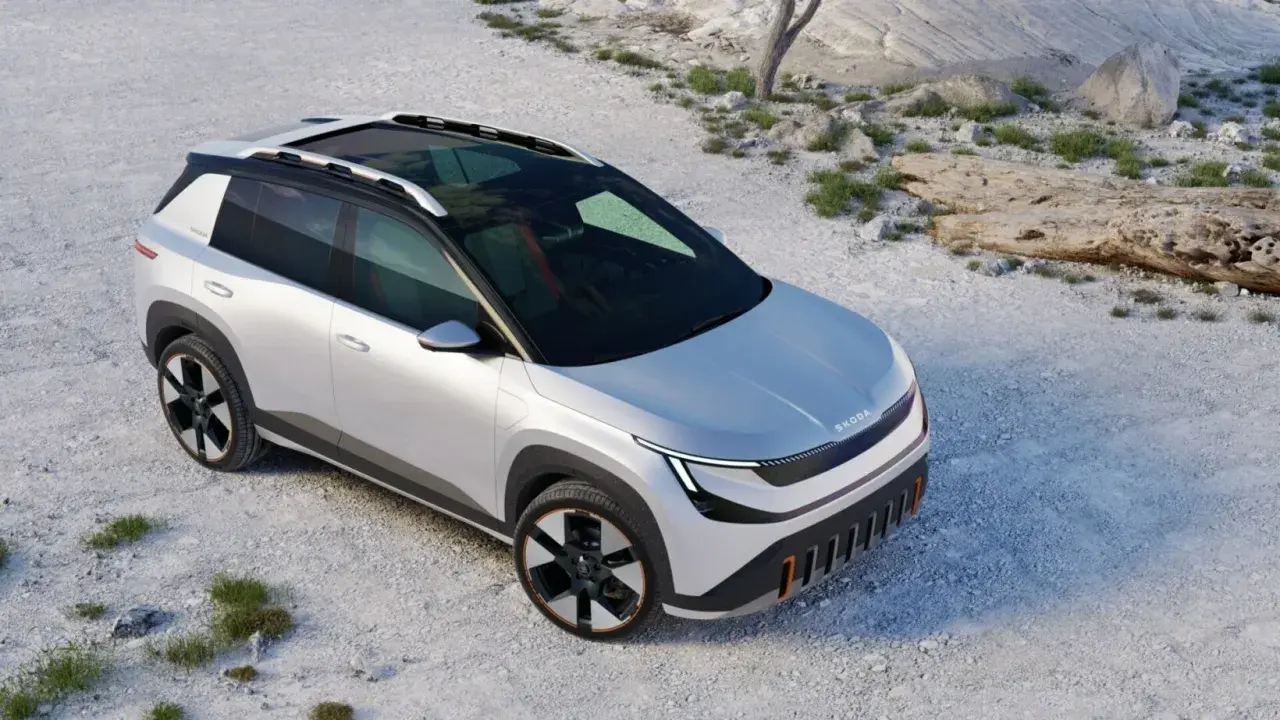 Le concept Skoda Epiq, un SUV électrique blanc, se gare sur un terrain rocailleux.