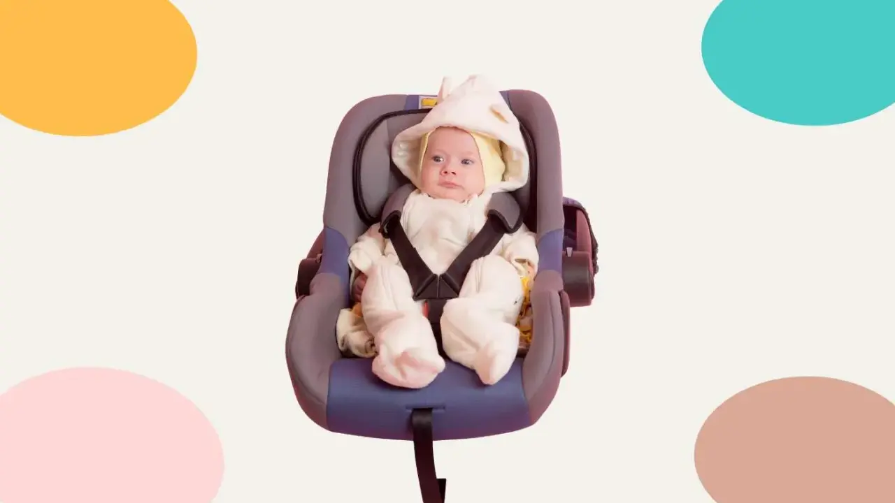 Bebé abrigado en un asiento de coche, un ejemplo de que es Maxi Cosi, listo para viajar.