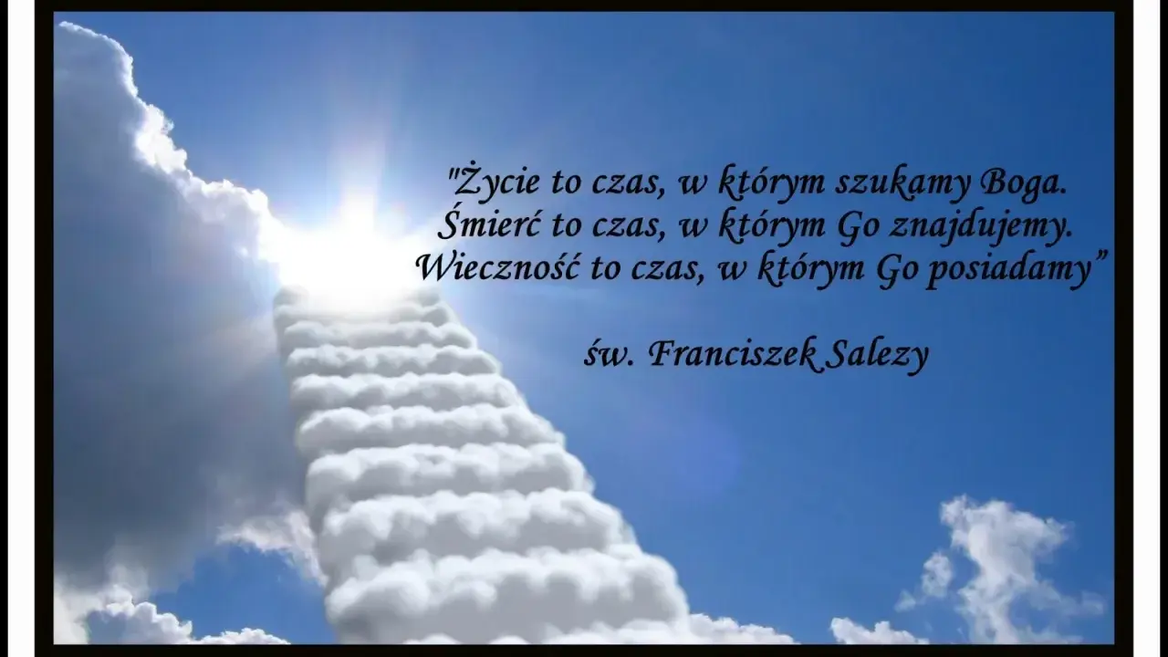 Schody z chmur prowadzące do słońca, przypominające o przemijaniu i poszukiwaniu Boga, jak w wierszach Jana Twardowskiego.