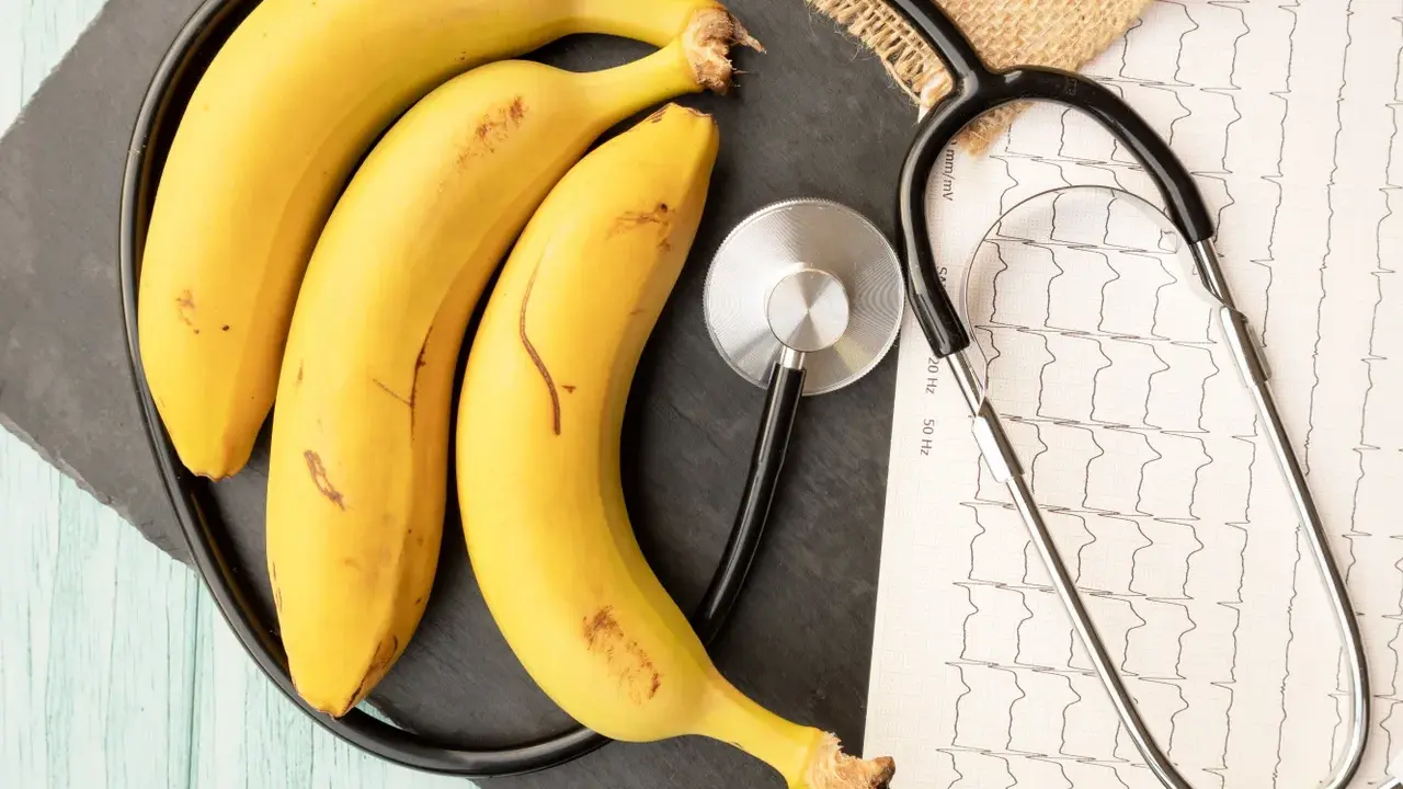 Trzy banany i stetoskop na tle EKG. Czy zastanawiałeś się, ile białka ma banan?