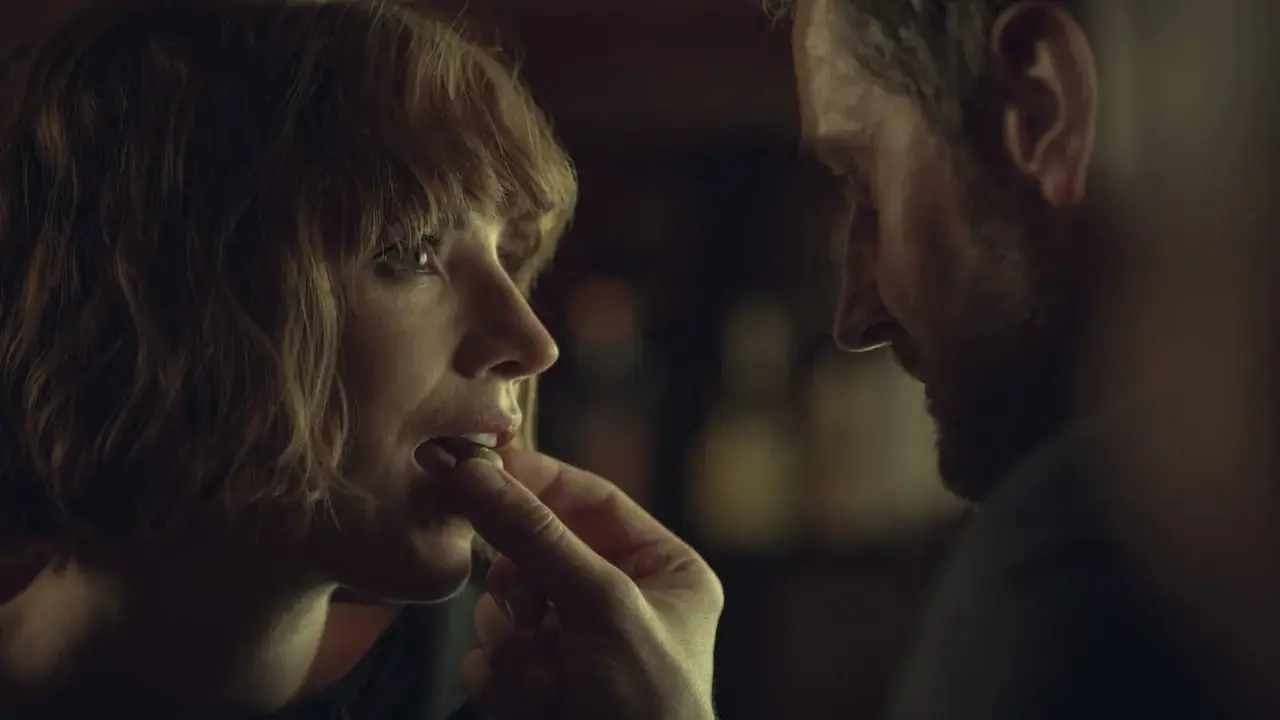 Intymna scena, mężczyzna karmi kobietę. Może to fragment jednego z tych **całe filmy erotyczne**, które oglądacie.