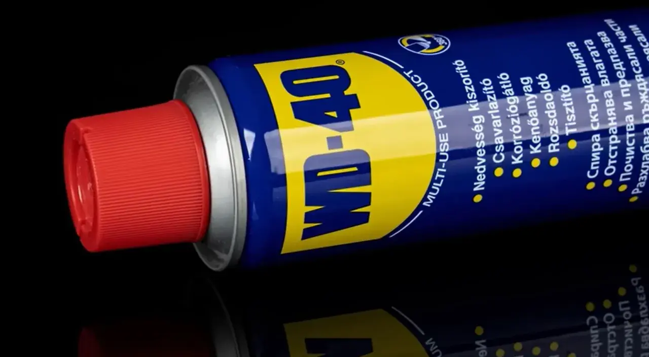 Puszka WD-40 z czerwoną nakrętką, gotowa do wszechstronnego zastosowania: odrdzewiania, smarowania i czyszczenia.