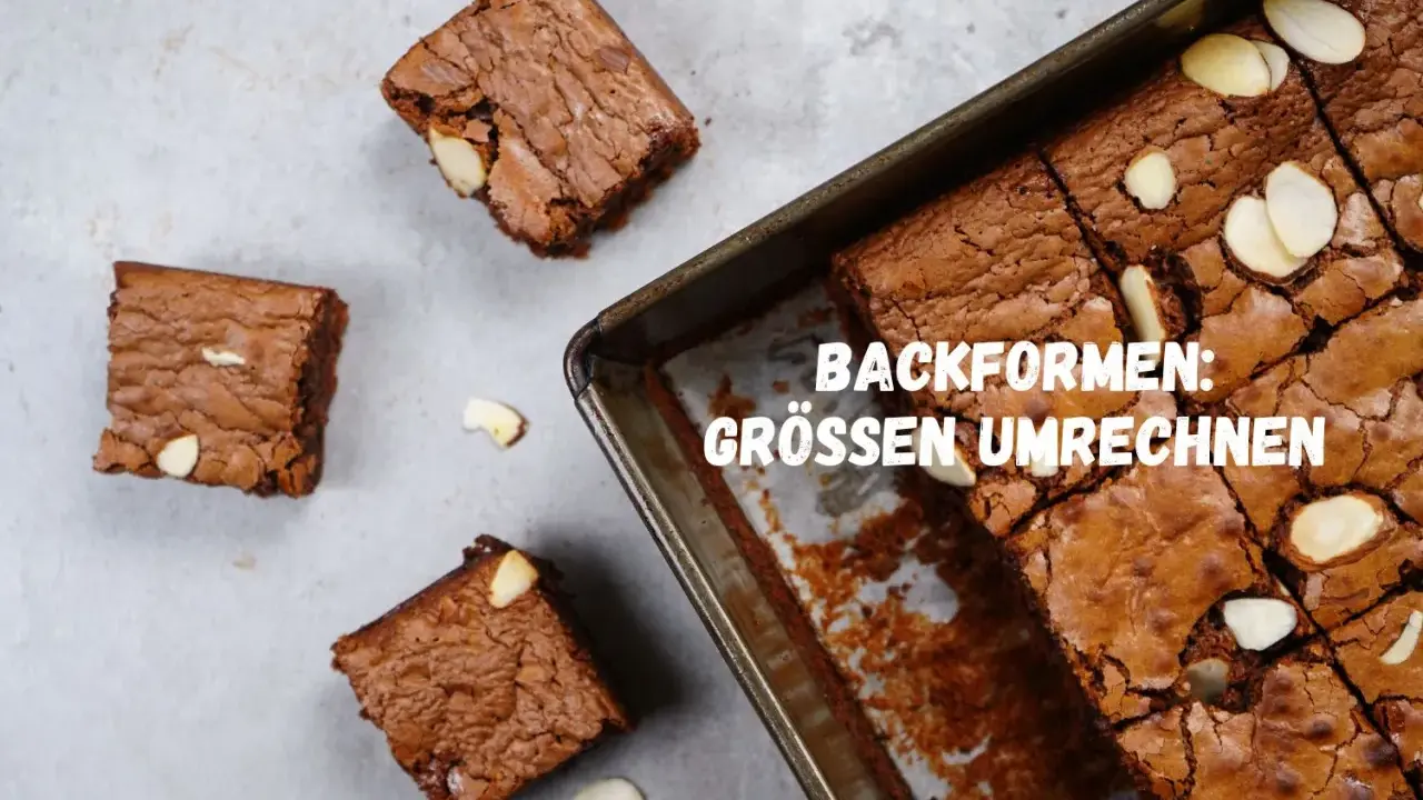 Saftige amerikanische Masse Brownies, frisch aus der Form geschnitten, mit Mandelsplittern verziert.