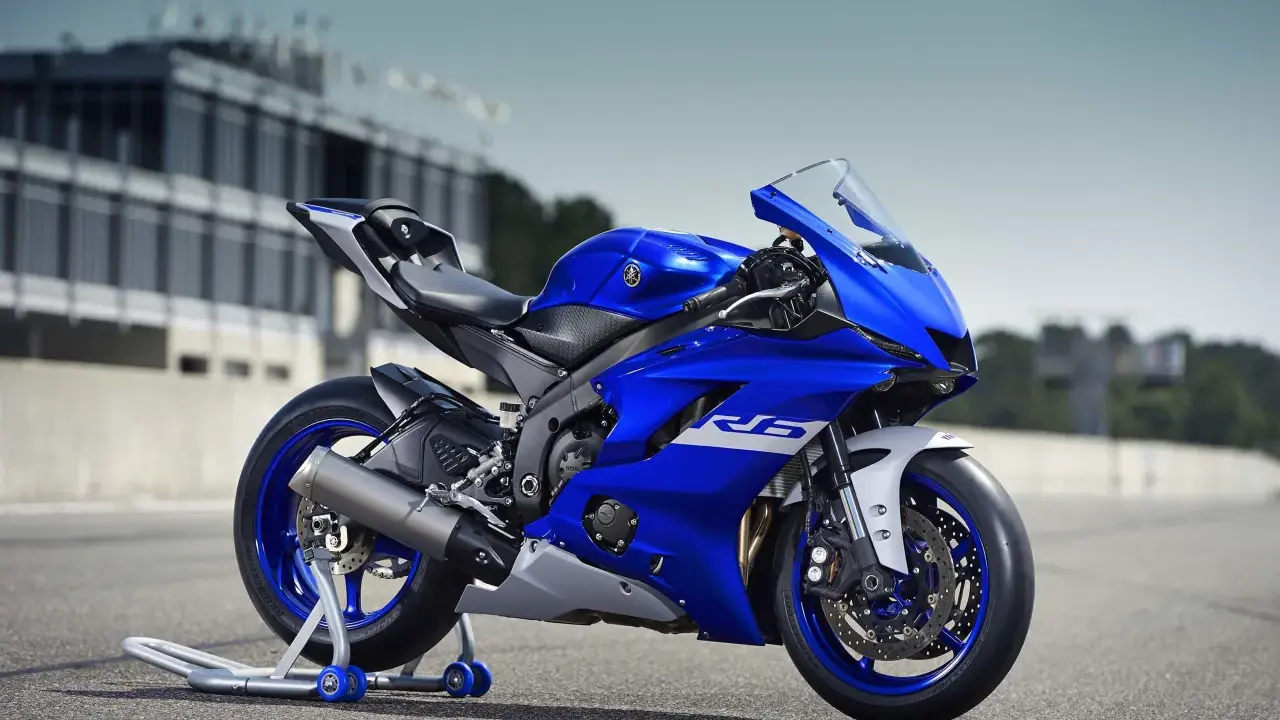 Niebieski motocykl sportowy Yamaha YZF R6 na torze wyścigowym, gotowy do akcji.