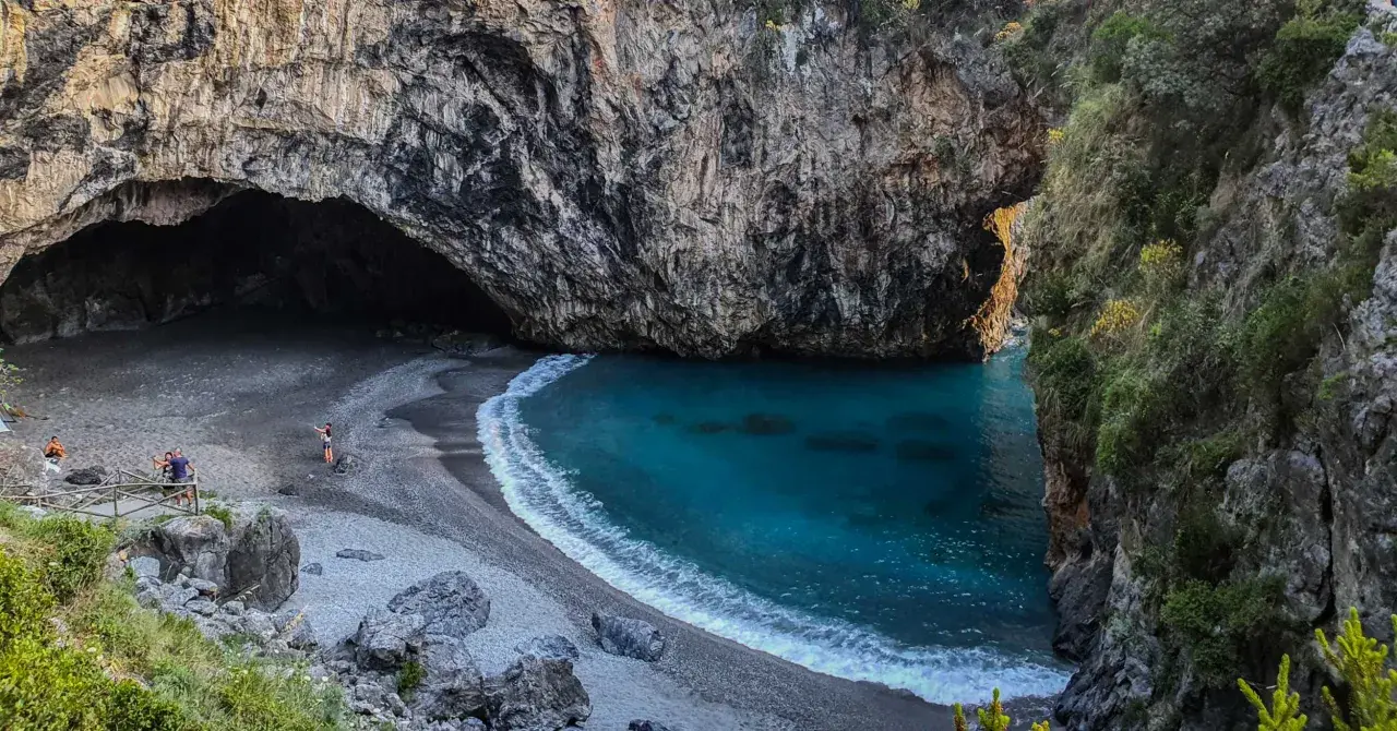 Grotta Azzurra, un gioiello da scoprire in Calabria. Acque cristalline e rocce imponenti, un vero paradiso naturale.