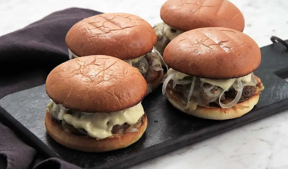 Fyra små burgare med fluffiga bröd och en generös mängd krämig big mac sås.