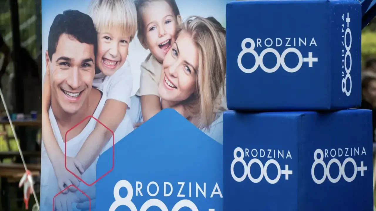 Szczęśliwa rodzina na tle hasła "Rodzina 800+". Wniosek ZUS o świadczenie 800+ to szansa na wsparcie dla wielu rodzin.