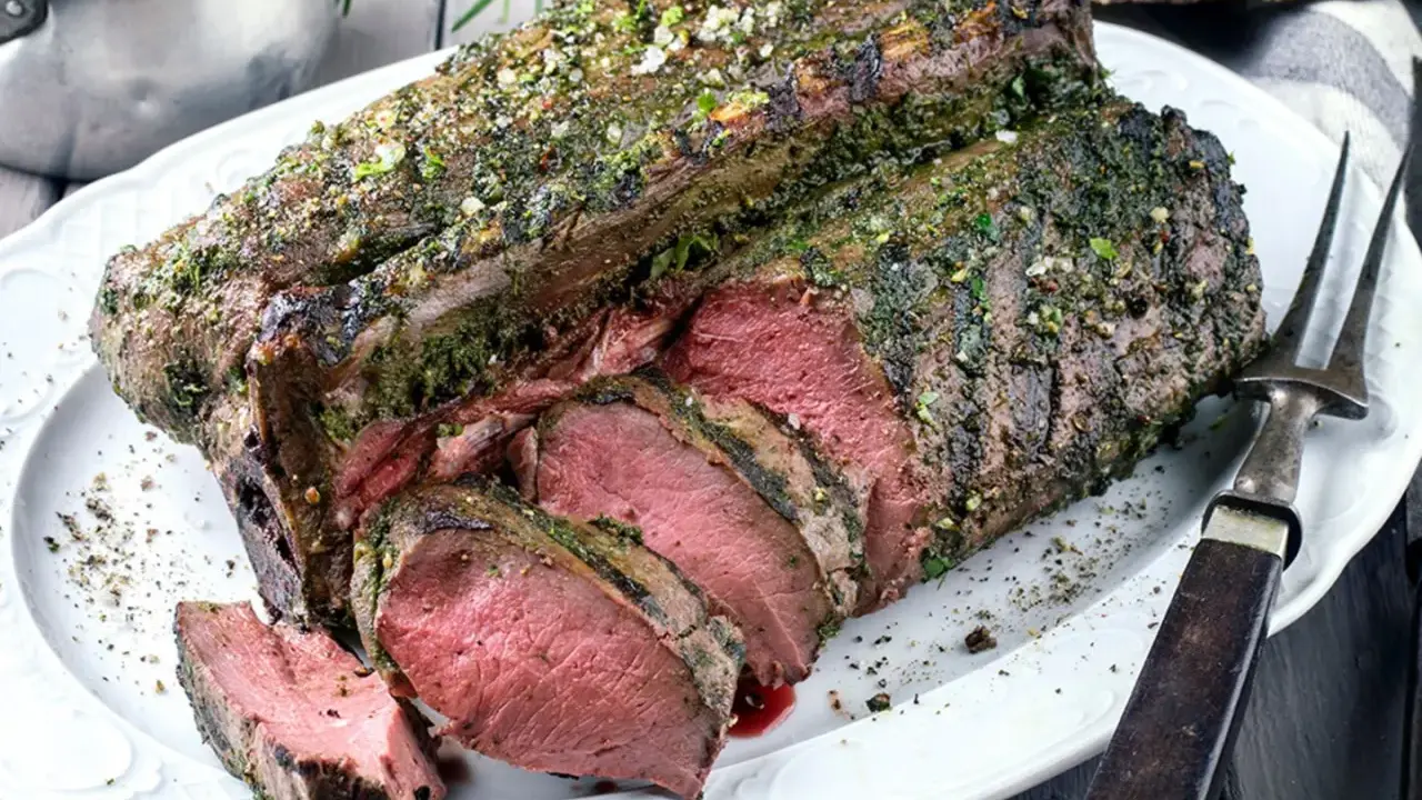 Saftige Hirschkeule, perfekt gebraten und mit Kräutern verfeinert, liegt auf einem Teller. Ein Festmahl für jeden Jäger.