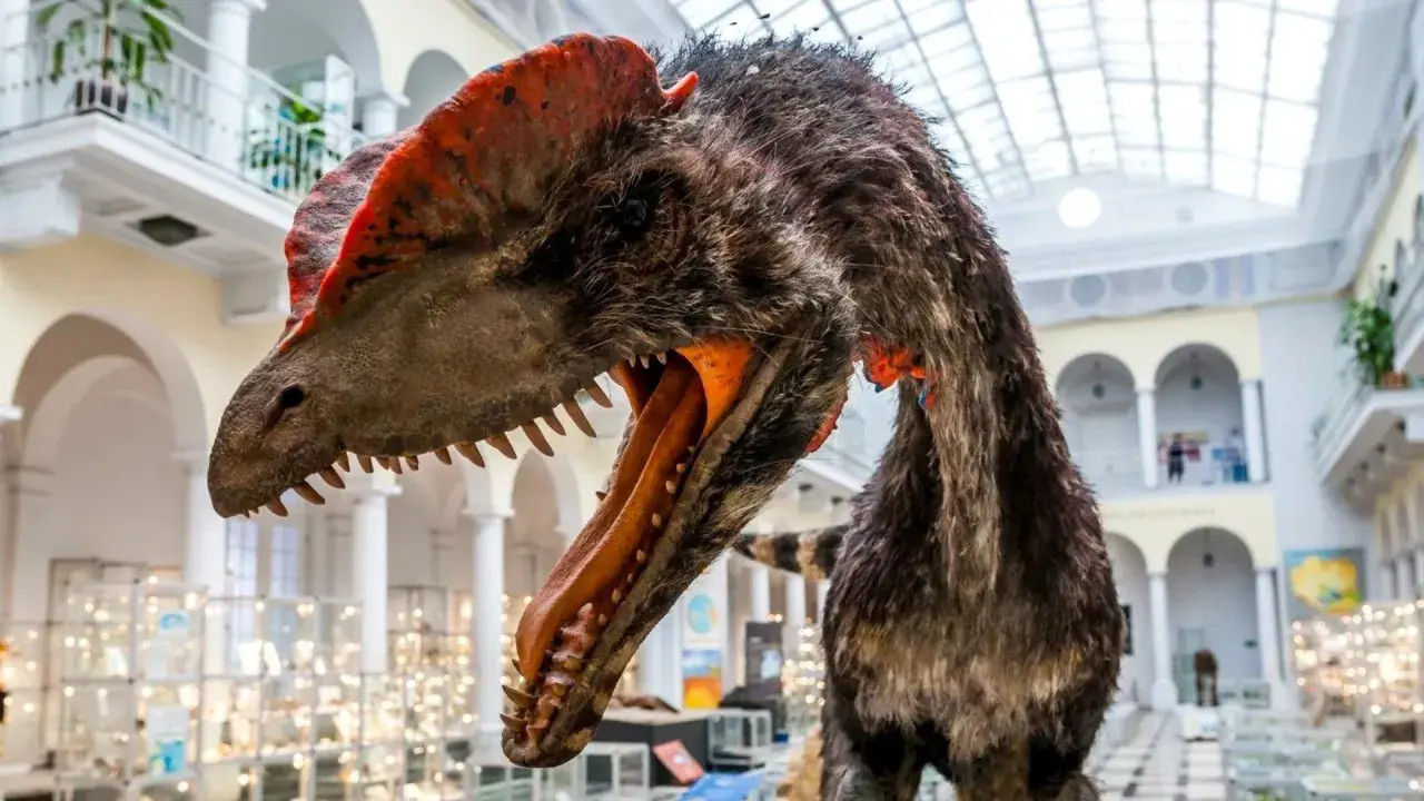 Model dinozaura w muzeum, gdzie można znaleźć darmowe muzea Warszawa. Wspaniała ekspozycja dla całej rodziny.