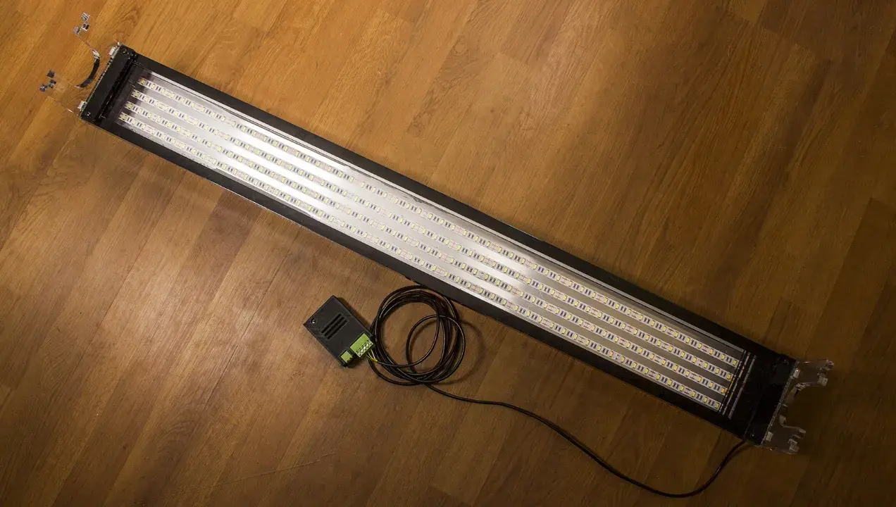 Zrób to sam: Lampa LED do akwarium! Pełna kontrola, oszczędność.