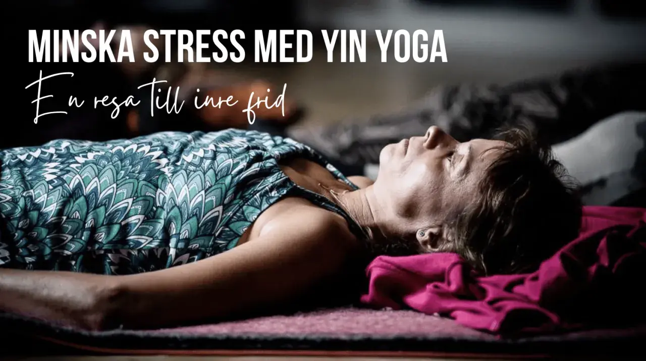 En kvinna vilar på en matta, texten "Minska stress med Yin Yoga" syns. Hon verkar finna lugn, långt ifrån hemska tankar.