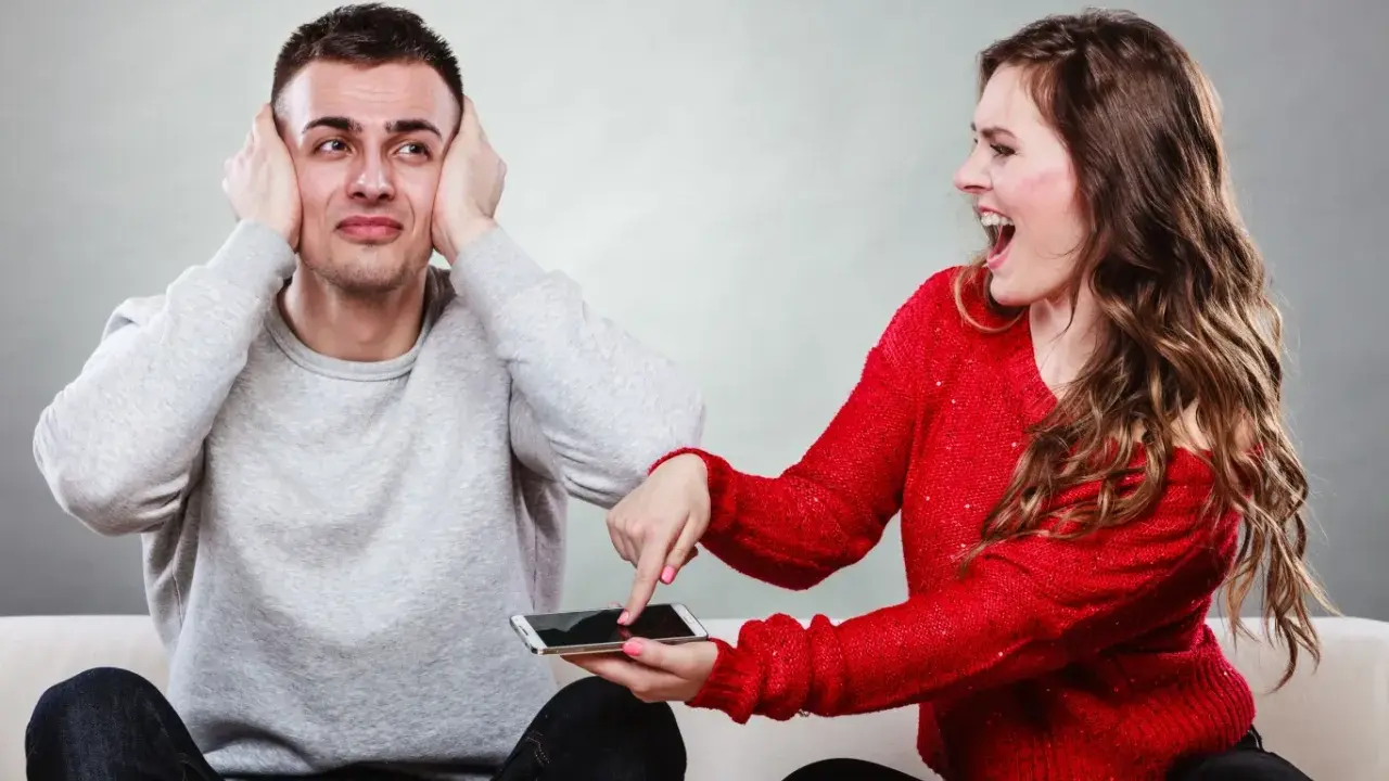 Kobieta krzyczy na mężczyznę, który zakrywa uszy. Czy to typowa sytuationship, gdzie komunikacja szwankuje?