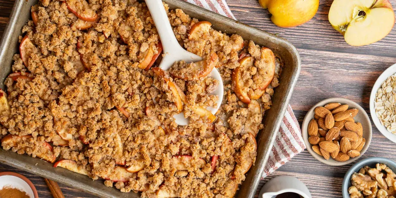 Un délicieux crumble pomme amande tout juste sorti du four, prêt à être dégusté.