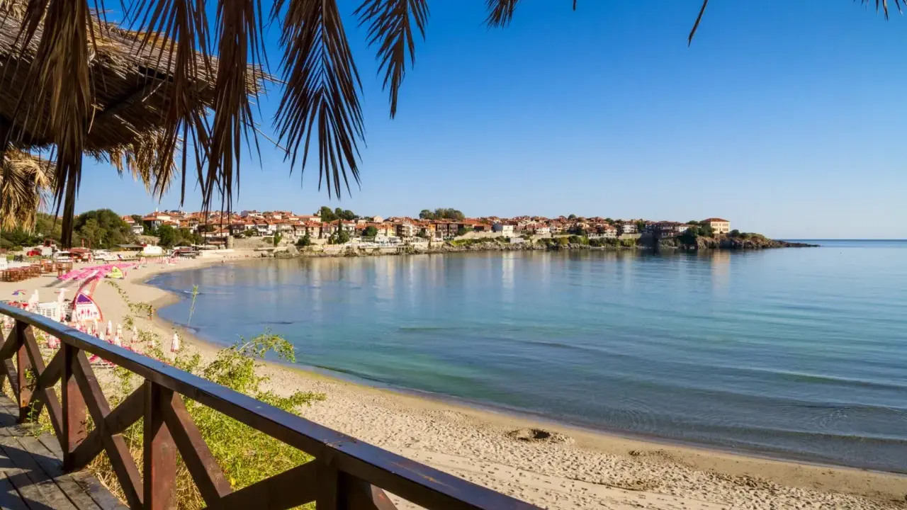 Widok na zatokę z piaszczystą plażą i miasteczkiem w tle. Czy to złote piaski, czy słoneczny brzeg?