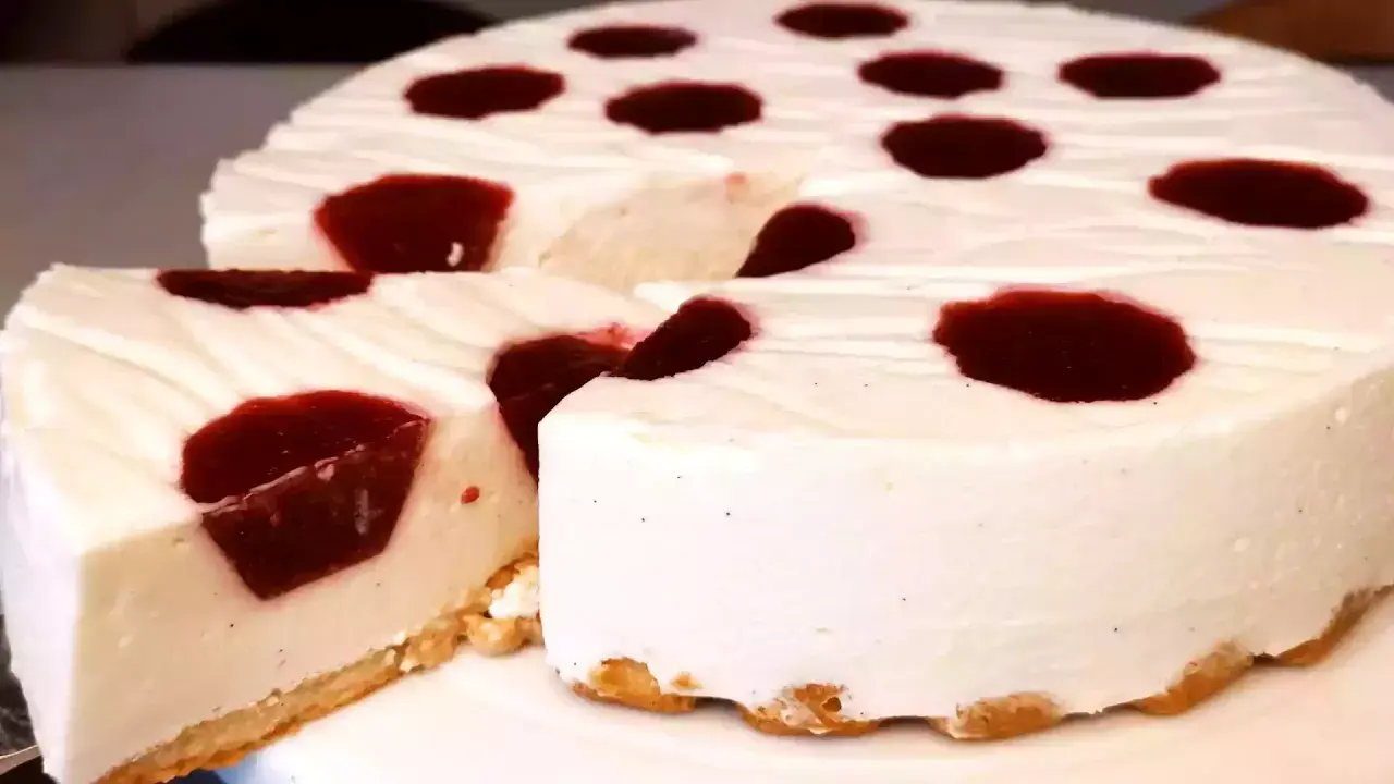 Un délicieux bavarois framboise, sa mousse aérienne et ses éclats de fruits rouges sur une fine croûte biscuitée.
