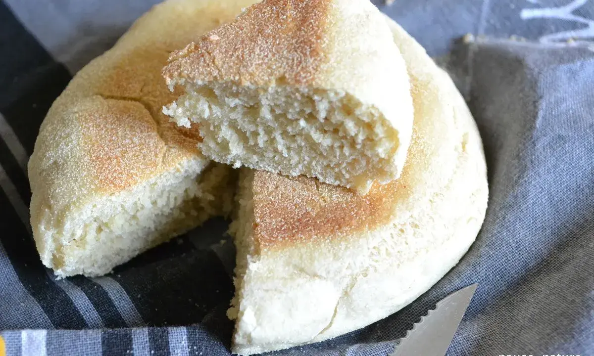 Pain à la poêle moelleux, une recette facile pour un pain fait maison. La mie est aérée et la croûte légèrement dorée.