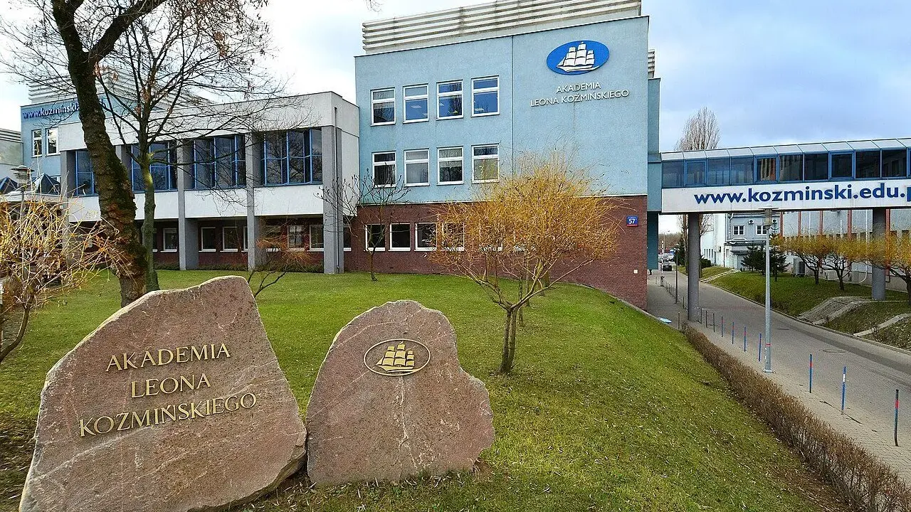 Akademia Leona Koźmińskiego - kampus i kamienie z nazwą uczelni. Czesne na studiach w tej prestiżowej placówce to inwestycja w przyszłość.