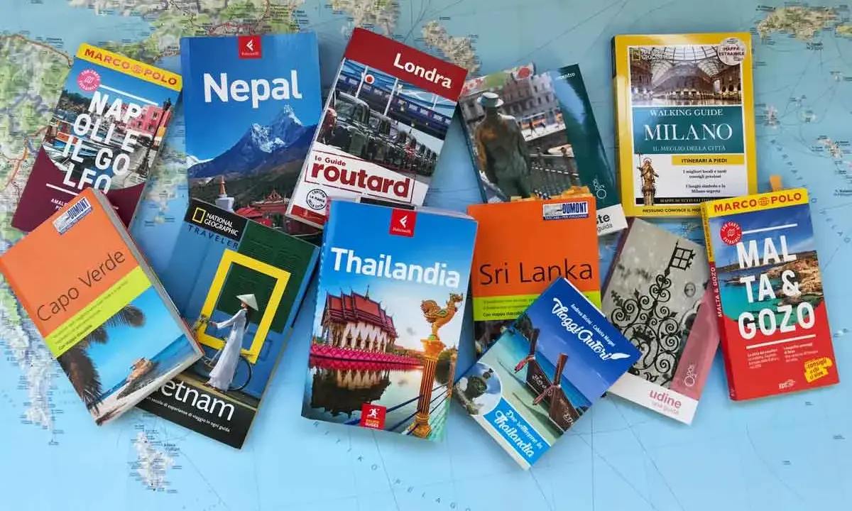 Una collezione di libri che parlano di libri: guide turistiche per Nepal, Londra, Milano, Capo Verde, Vietnam, Thailandia, Sri Lanka, Malta e Gozo, pronte per nuove avventure.