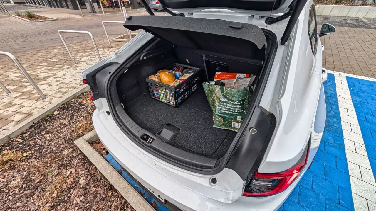 Einkäufe im Polestar 2 Kofferraum. Das Kofferraumvolumen bietet Platz für eine Einkaufskiste und eine wiederverwendbare Tasche.