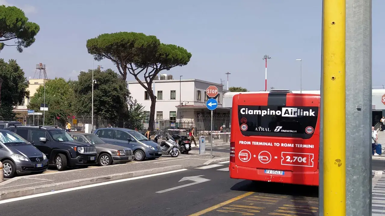 Czerwony autobus Ciampino Airlink na lotnisku Rzym Ciampino, gotowy do podróży na Termini.