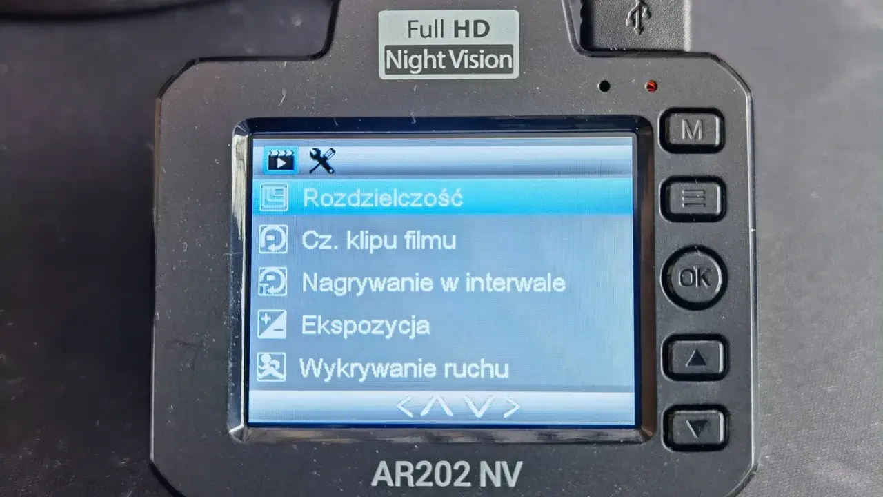 Menu rejestratora AR202 NV. Widoczna opcja "Nagrywanie w interwale", idealna do długich podróży.