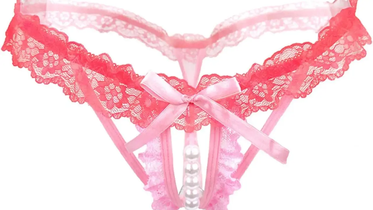 Braguita de encaje rosa con lazo y perlas, inspirada en un patrón de crochet.