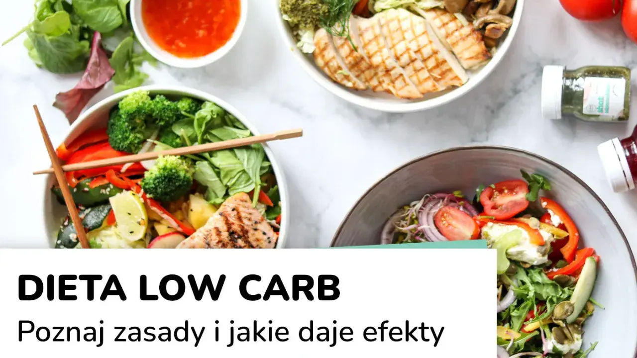 Kolorowe miski z sałatkami pełnymi warzyw i grillowanym mięsem. Idealne na dietę low carb.