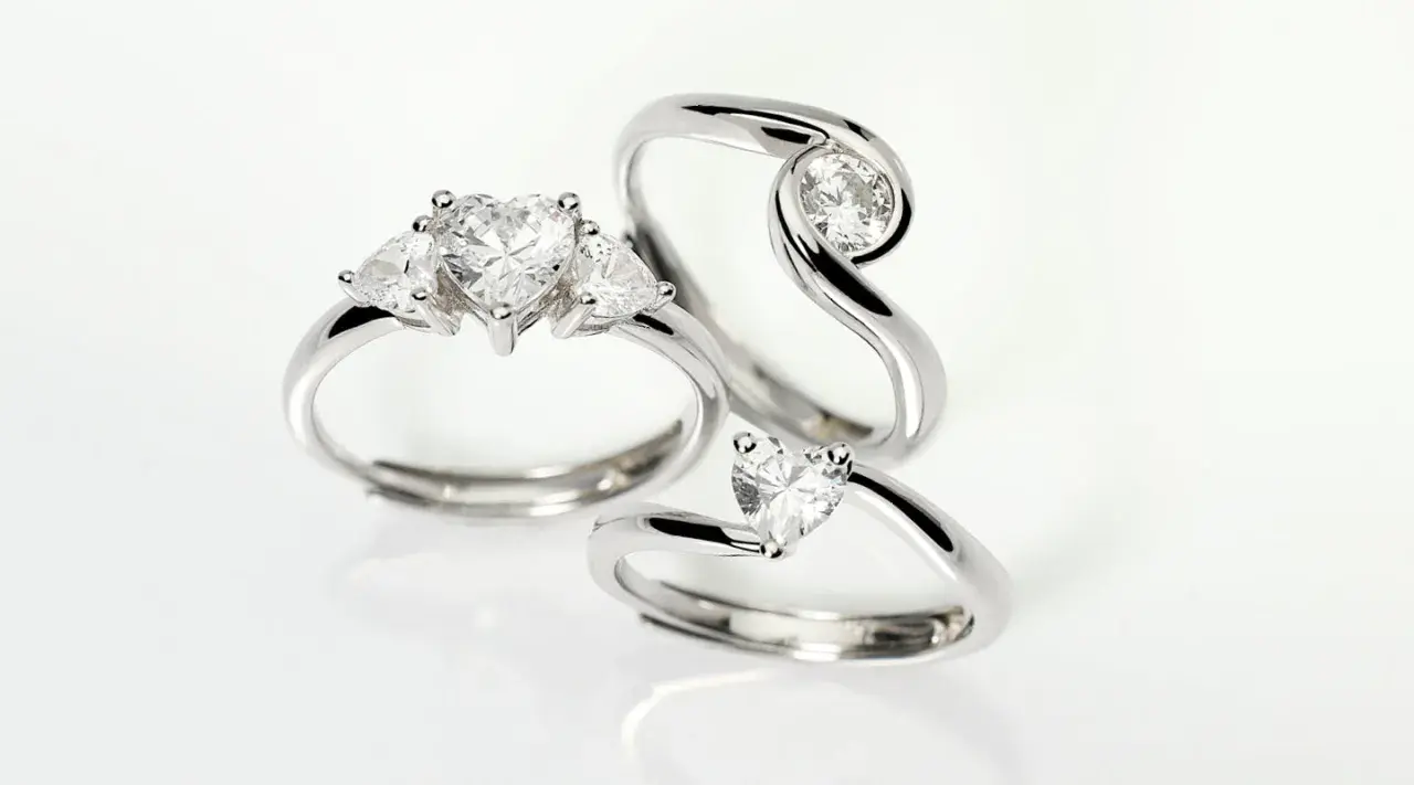 Tre anelli con diamanti scintillanti, perfetti per ogni occasione, specialmente quando si regala il solitario.