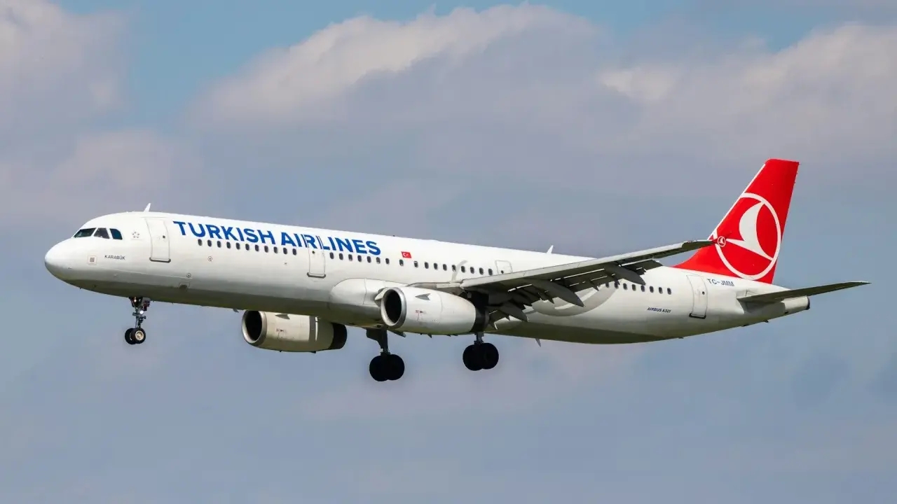 Turkish Airlines flygplan med landningsstället nere, redo för landning. Perfekt för din turkish airlines handbagage-resa.