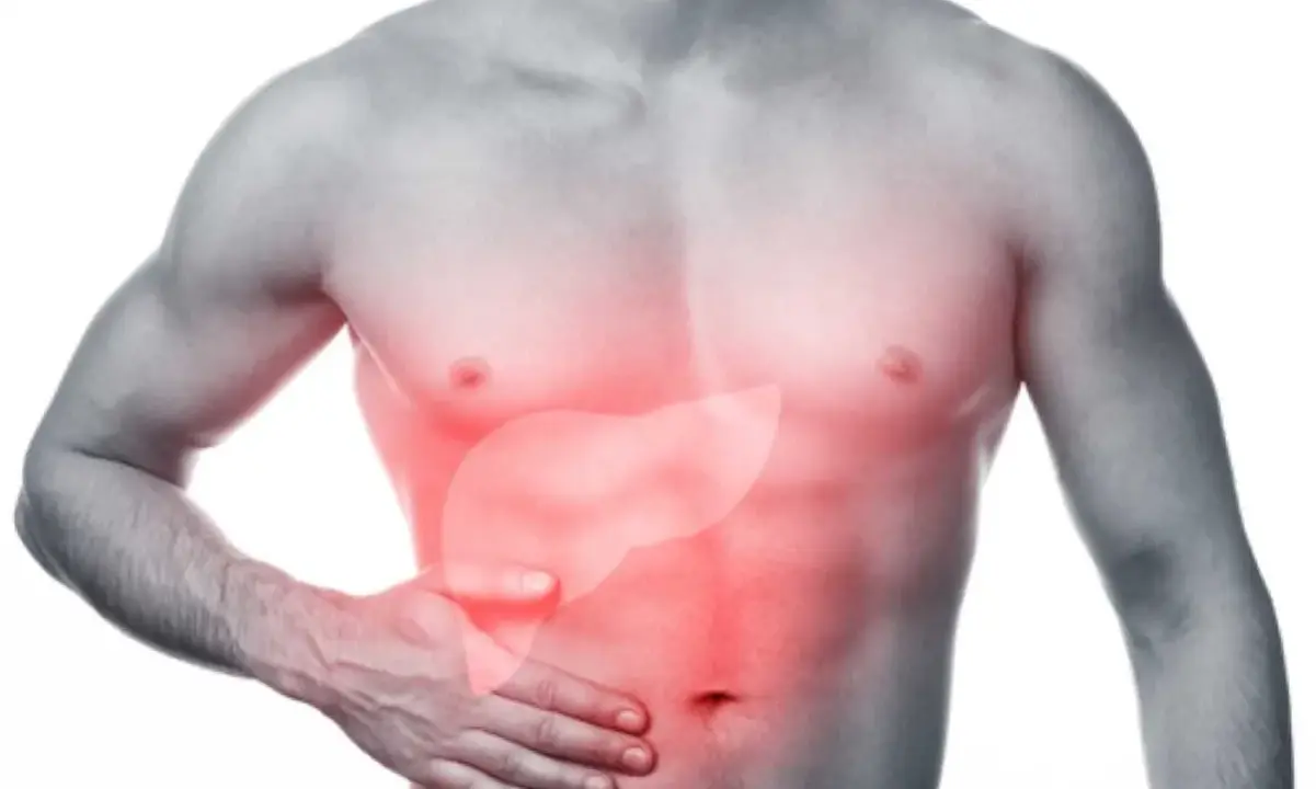 Uomo con un'area rossa evidenziata sull'addome, che indica un problema al fegato, forse metastasi fegato.