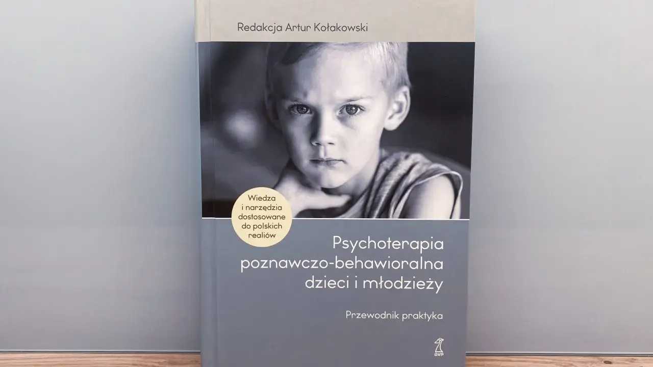 Okładka książki "Psychoterapia poznawczo-behawioralna dzieci i młodzieży". Na okładce zdjęcie chłopca i tekst.