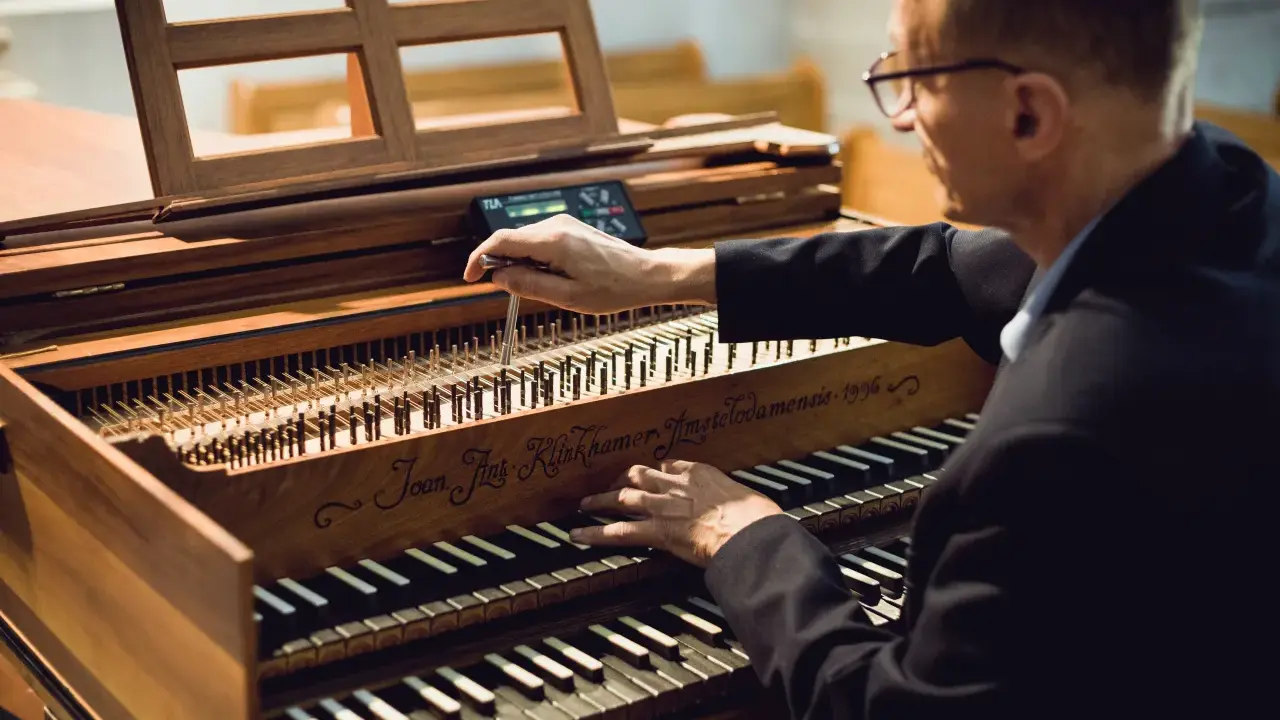 Kto stroi fortepian? Wybierz profesjonalistę i chroń swój instrument