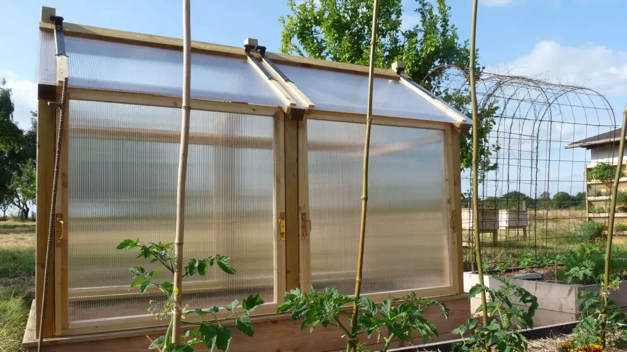 Une serre en bois et polycarbonate, idéale pour fabriquer un abri de jardin et cultiver ses légumes.