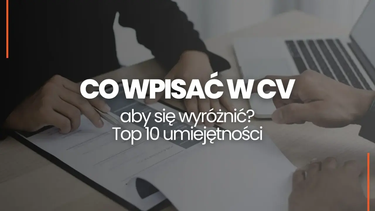 Ręce przeglądają CV, szukając inspiracji, co wpisać w CV, aby się wyróżnić. Przykłady najlepszych umiejętności.