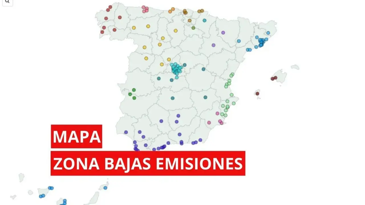 Mapa de España con puntos de colores indicando zonas de bajas emisiones. Es obligatorio llevar la pegatina medioambiental.