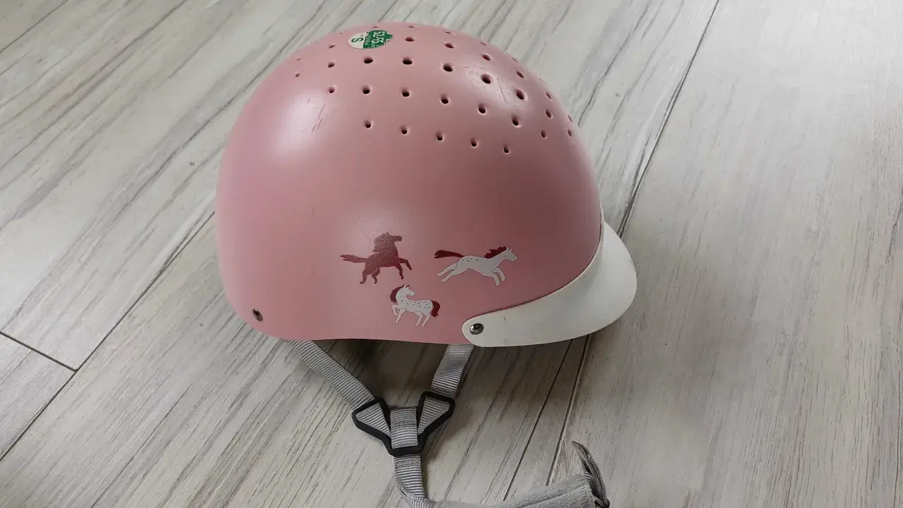 Kask jeździecki dla dziewczynki: Bezpieczeństwo i styl jak wybrać?