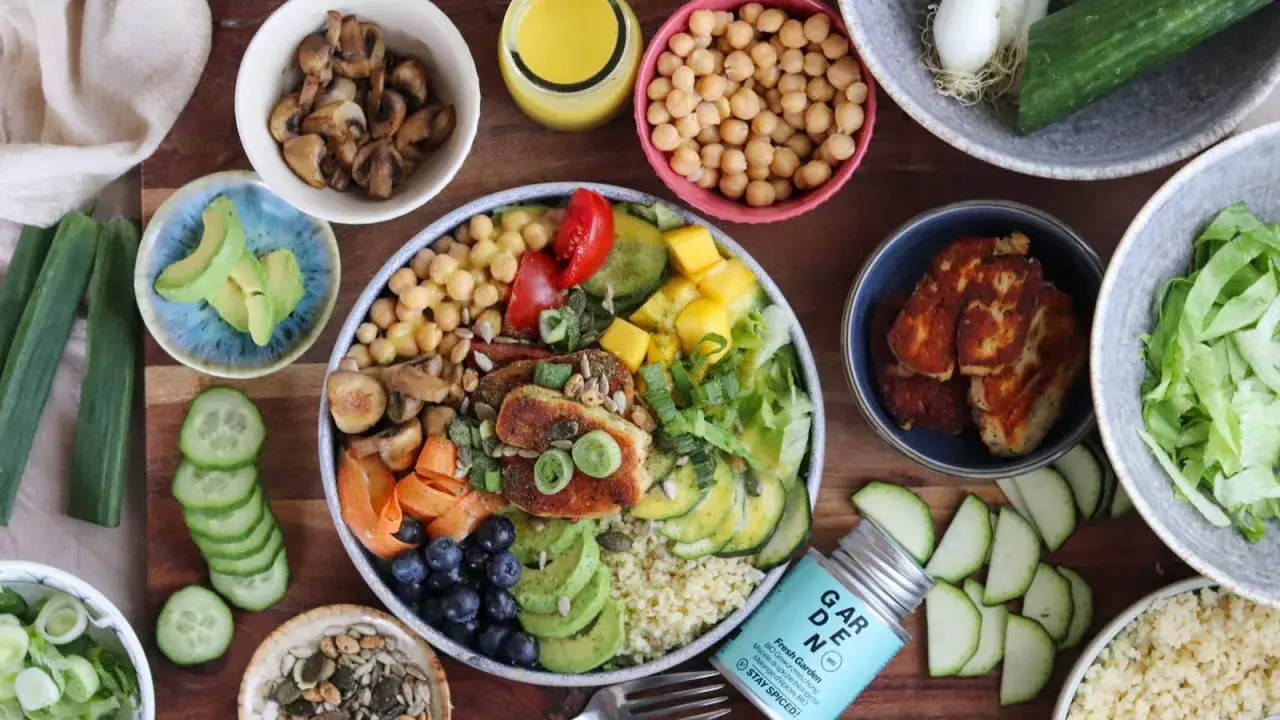 Bunter Salat mit Mango, Kichererbsen, Avocado, gegrilltem Halloumi und einem cremigen Dressing.