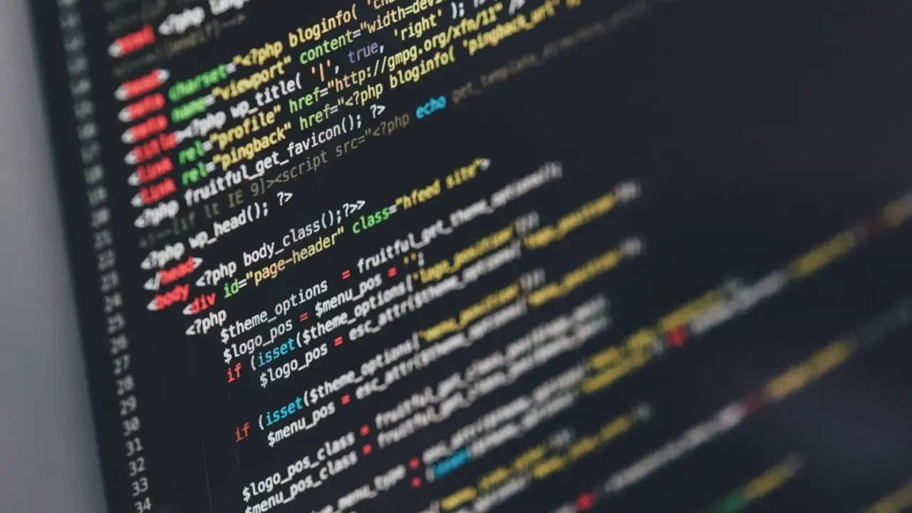 Fragment kodu PHP, który ilustruje zasady programowania. Widać tu zmienne, warunki i funkcje.