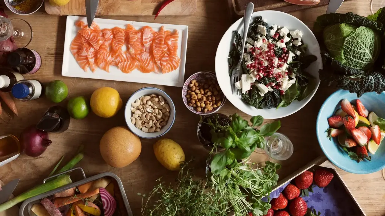 Składniki na zdrową dietę nordycką: łosoś, warzywa korzeniowe, owoce, zioła, orzechy i nasiona.