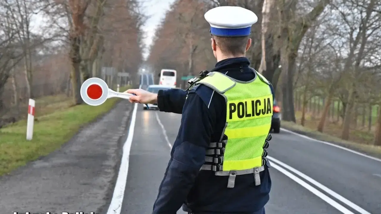Policjant kieruje ruchem. Pamiętaj, że 250 ml wódki to ile promili, zanim wsiądziesz za kółko.