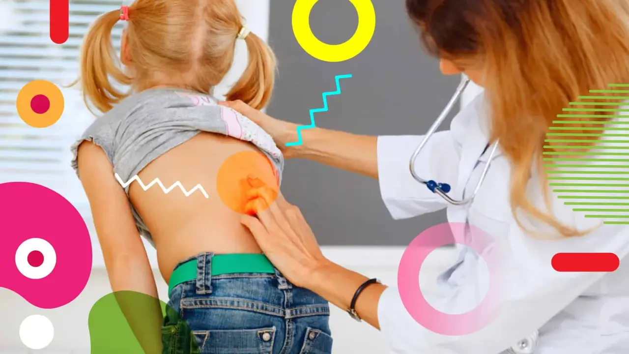 Medico esamina la schiena di una bambina, evidenziando possibili scoliosi sintomi.