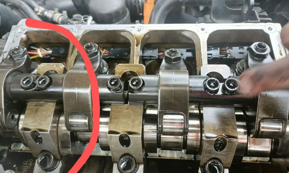 Silnik Passat B5 1.9 TDI. Widok na wałek rozrządu i zawory. Ile oleju potrzeba do zalania?