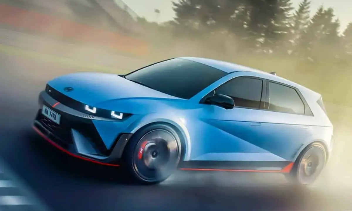 Un coche eléctrico azul deportivo acelera en una pista, demostrando que los coches eléctricos tienen embrague.