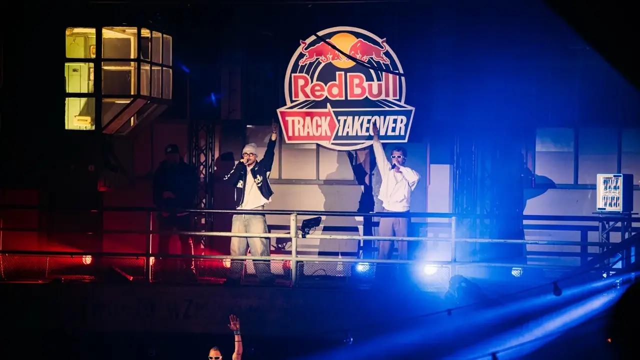 Na scenie Red Bull Track Takeover raperzy, w tym young igi, bawią publiczność.