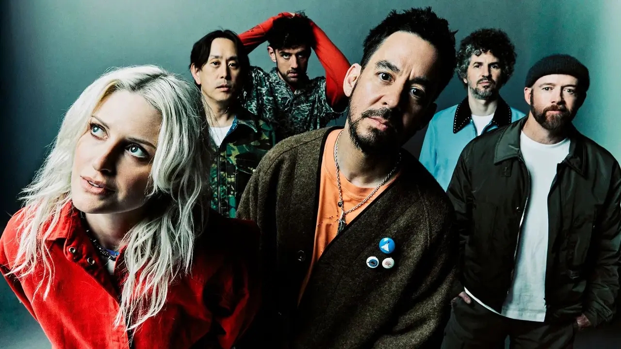 Medlemmar av Linkin Park poserar tillsammans. Bandet ser ut att vara redo för en ny era.