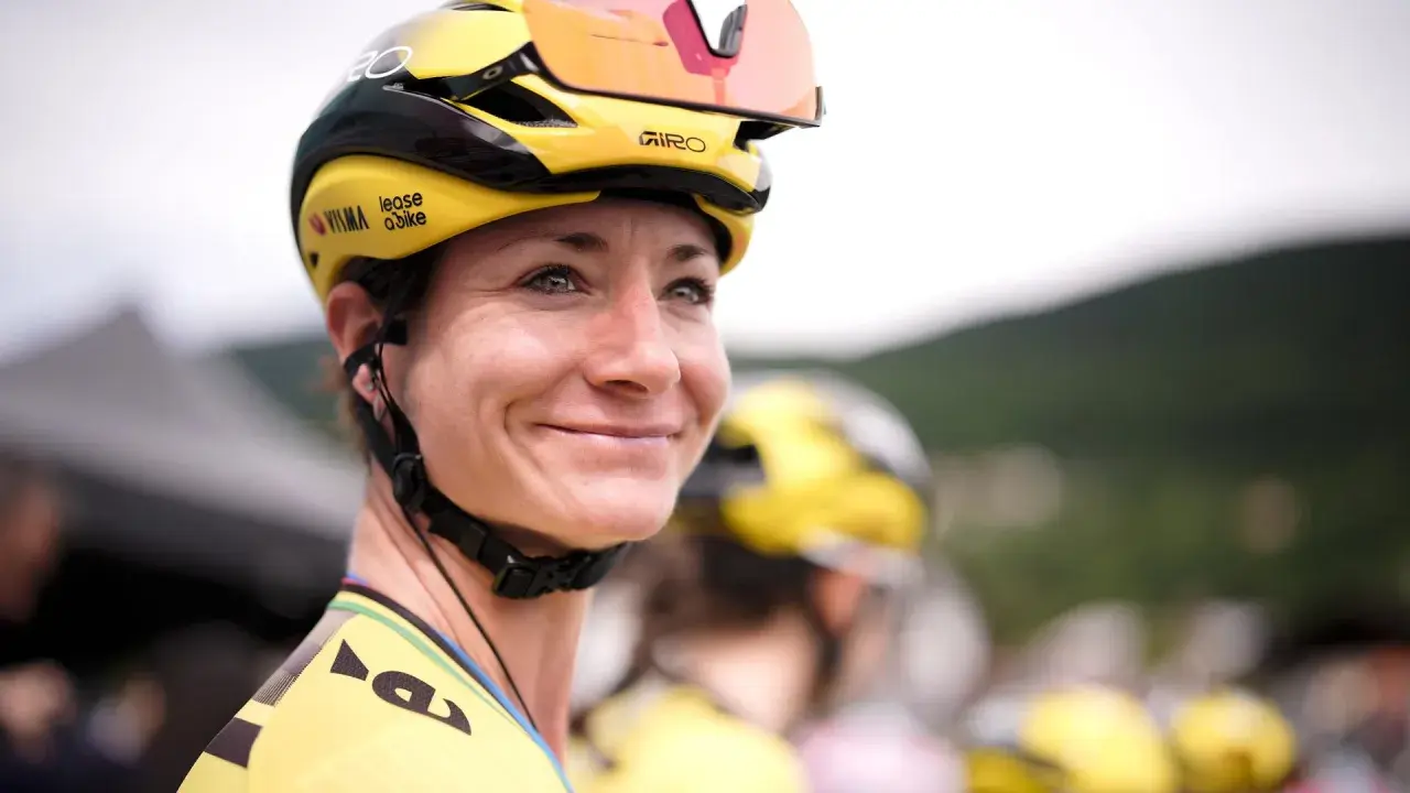 Marianne Vos, lachend im gelben Trikot, bereit für das Rennen.