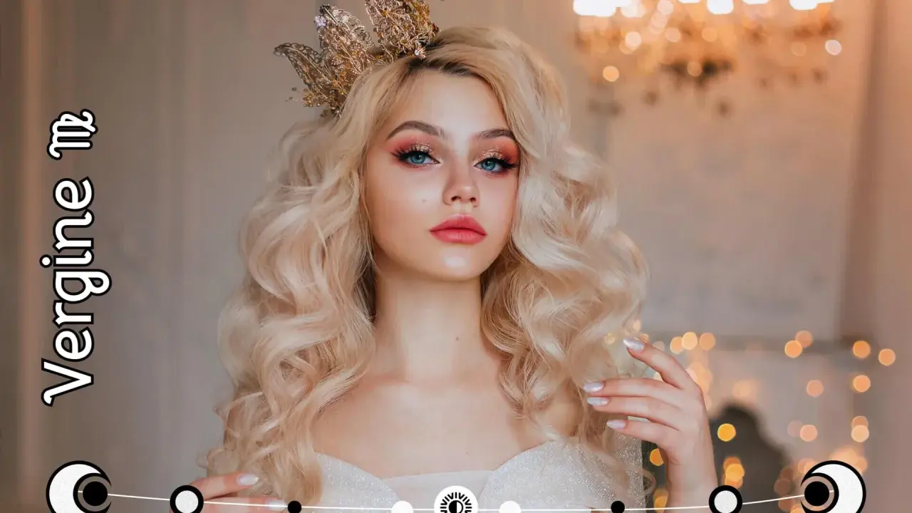 Królowa z koroną, blond włosami i makijażem oczu. Tekst "Vergine" i symbol Panny wskazują na ascendent w Pannie.