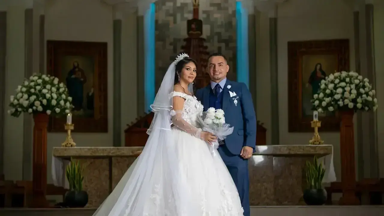 Para młoda w kościele, gotowa na ślub. Kiedy płaci się księdzu za ślub, ważne jest, by wszystko było dopięte na ostatni guzik.