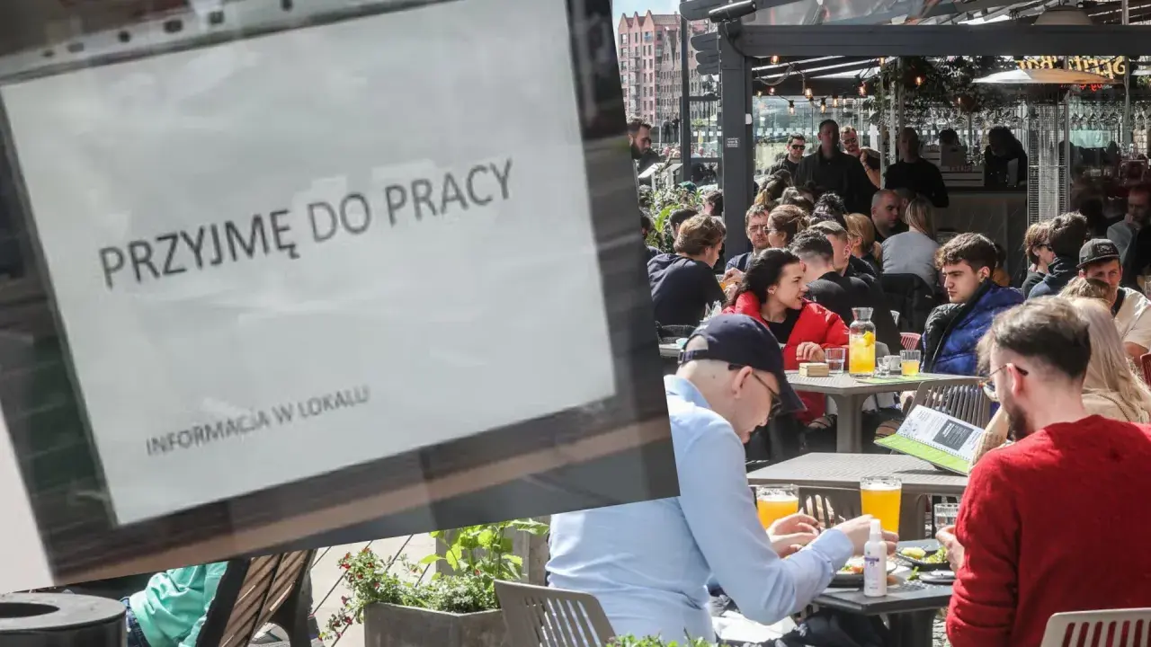 Ogłoszenie "Przyjmę do pracy" na tle ogródka restauracyjnego z ludźmi przy stolikach.